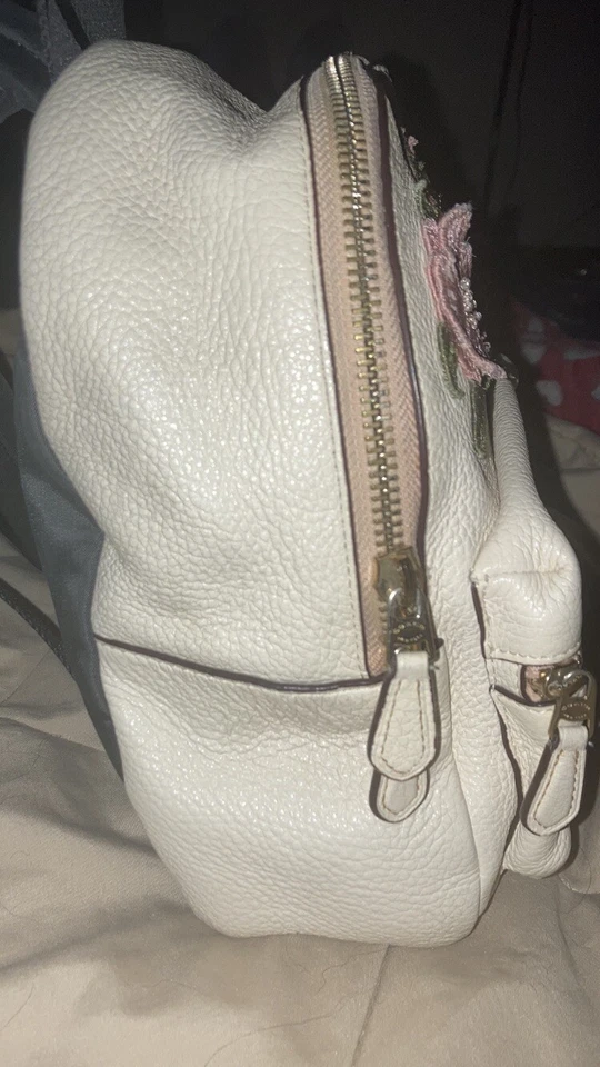 Última alteração de preço somente para hoje... Mini mochila Coach couro branco - Imagem 2 de 4