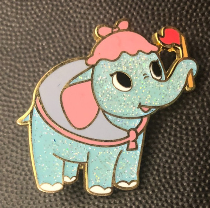 Disney pin 147575 Dumbo Circus Mrs Jumbo mother mom mother's day Loungefly flag