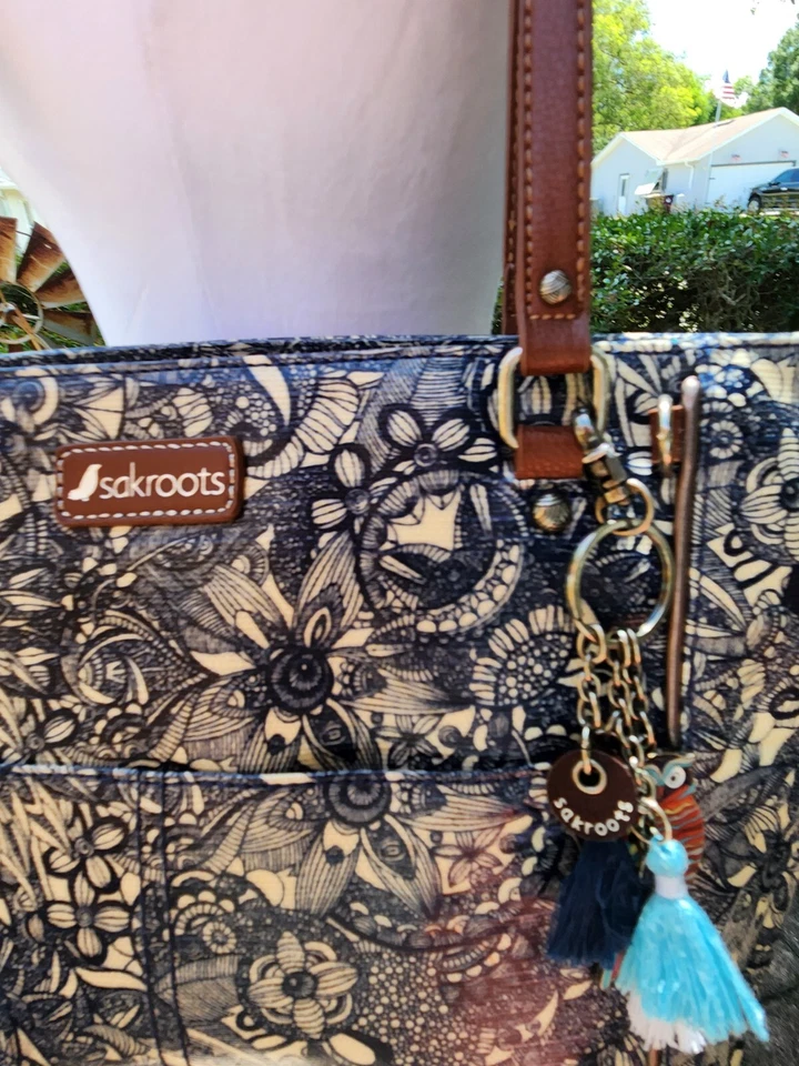 Cartera mediana de PVC floral Sakroots Navy Artists Circle Spirit Desert Foto 3 de 4