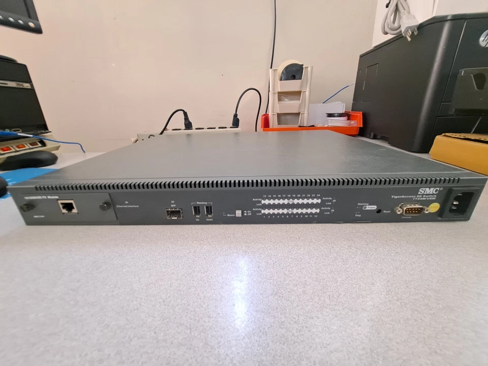 SMC TigerAccess Extended Ethernet Switch SMC7724M/VSW (NO 10/100 Base-TX Module) - Image 2 of 4