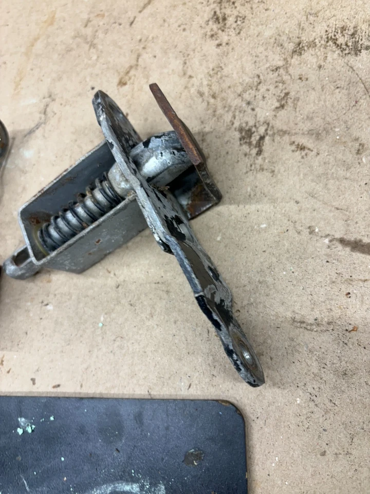 1988 1989 90 91 92 93 94 CHEVROLET GMC K1500 K2500 TAILGATE LATCH LATCHES SET PA - Image 4 of 4