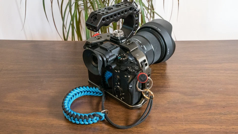 Correa de muñeca de cámara personalizada para que NUNCA la dejes caer. Azul claro negro hecho a mano Foto 2 de 4