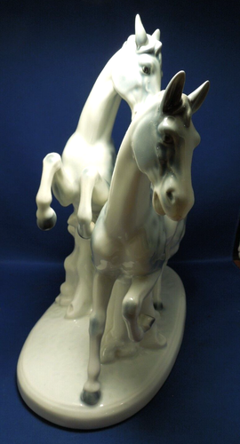 Escultura de porcelana blanca y azul vintage de dos caballos de porcelana Gerold Bavaria - Imagen 5 de 12
