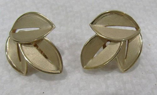 Lot #18 Jewelry Vintage Crown Trifari Gold Tone Textured Leaf Clip-on Earrings