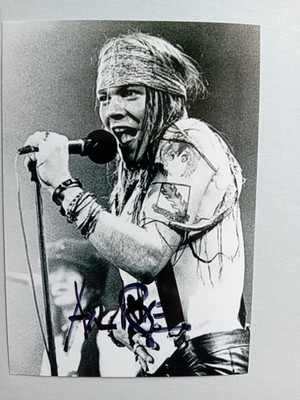 AXL ROSE GUNS N ROSES Superb original Signed Postcard Size photo 