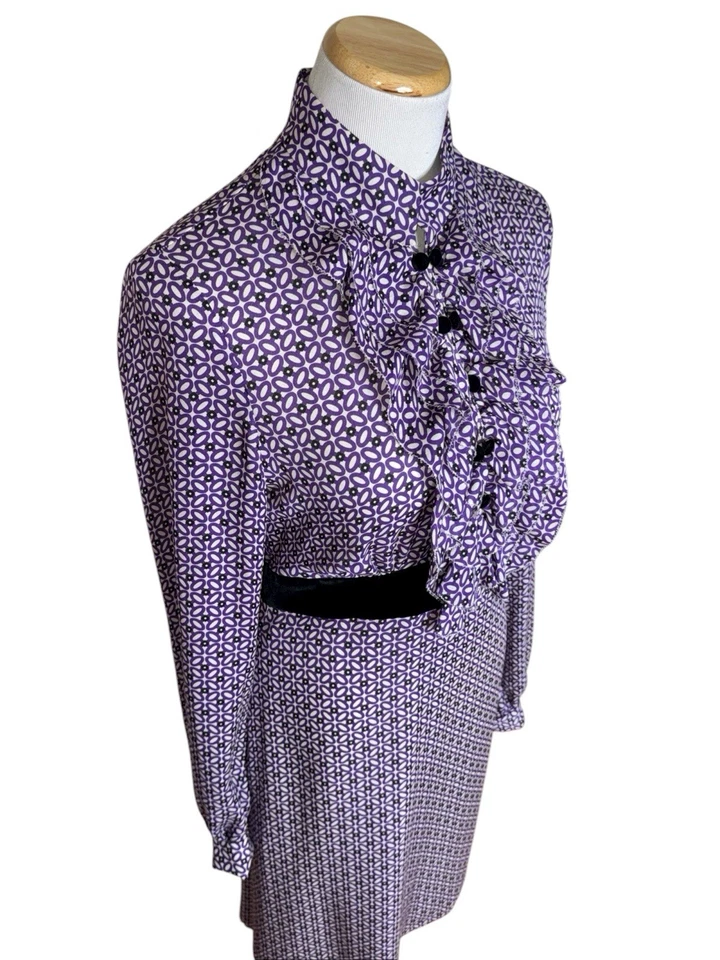 Vestido Tory Burch Talla 8 Seda Estampado Geométrico Púrpura Volantes Frontales Terciopelo Botones Foto 4 de 4