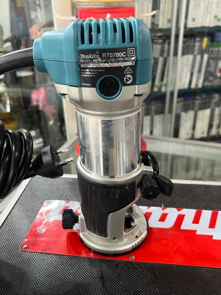 MAKITA RT0700C 230-240V 710 W TRIM ROUTER WITH HARD CASE ! - image 4 of 4