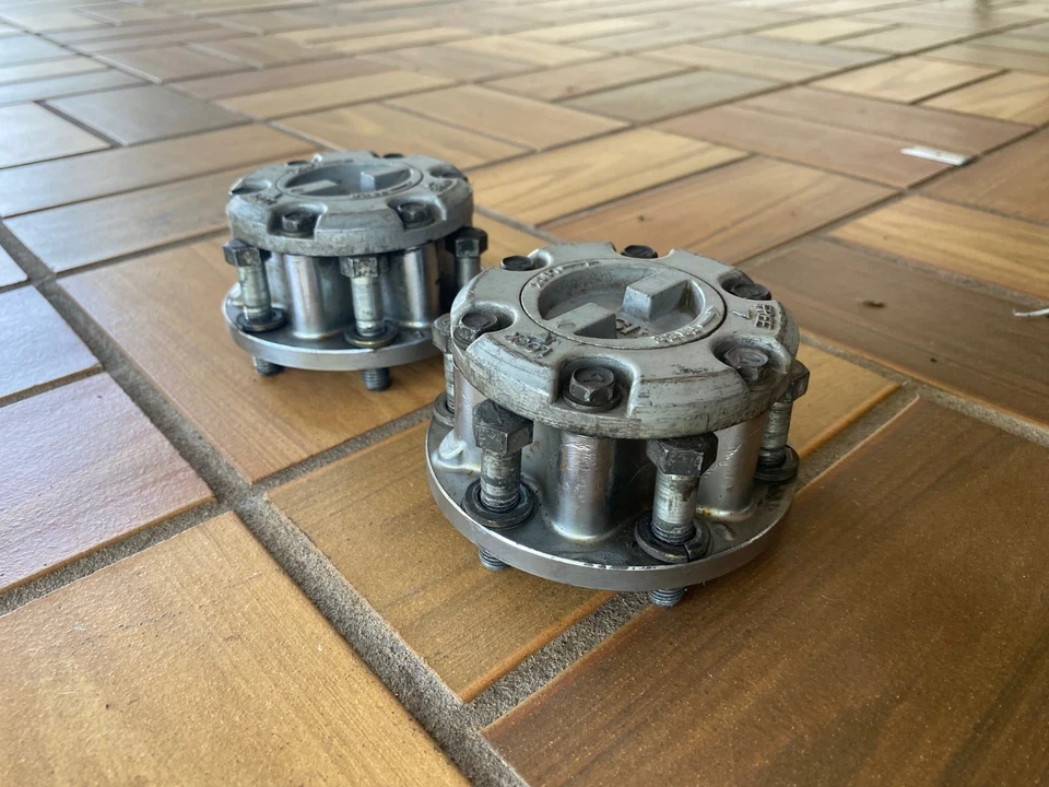 Bujes de bloqueo manual Mitsubishi Montero OEM AISIN - 28 estrías - Gen 1 (1983-1991) Foto 2 de 2