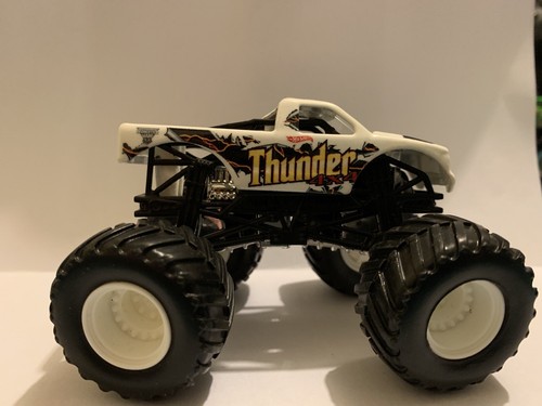 2016 3/7 Hot Wheels Monster Jam White "THUNDER 4x4" MUD Monster Truck 1:64 - Picture 4 of 6