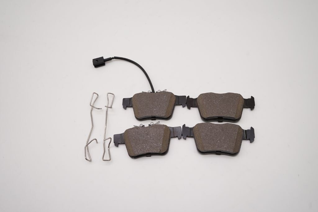 Maserati Ghibli Base brake pads rotors filter belt service kit 795