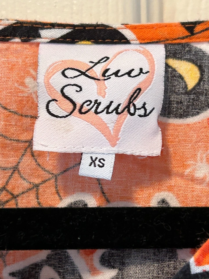 Blusa Médica Halloween Naranja con Gatos Negros, Calabazas, Murciélagos, Arañas Luv XS Foto 2 de 4