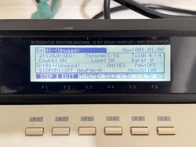 Akai MPC2000XL Sampler & Sequencer Beige 16 Pads MIDI SCSI With
