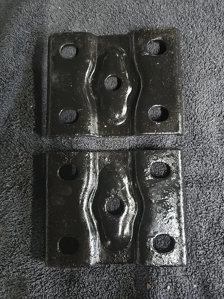 U-образные болты кронштейны прокладки для задней листовой пружины 2000 Ford F150 от оригинального производителя б/у 8,8 - Изображение 2 из 3