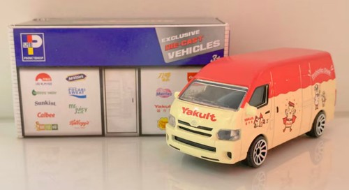 Majorette x Parknshop Toyota HIACE Yakult 1:60 - Picture 1 of 2
