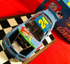 NASCAR 1:24 Diecast #24 JEFF GORDON DuPont "Peanuts" 2000 MONTE CARLO