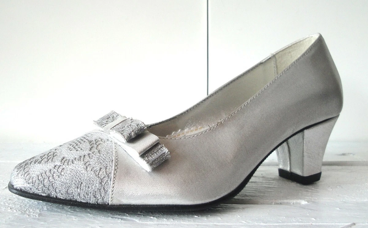 Zapato de raso color plata cerrado con tac n ancho especial y