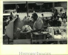 1993 Press Photo Ricky Davis cooks barbecue for Twin Oaks Nursing Home residents