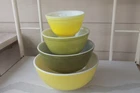 679 Vintage PYREX Yellow and Avocado Nesting Mixing Bowls 4.0 & 2.5 Qt