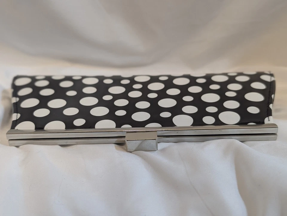 Bolsa clutch Neiman Marcus preta e branca bolinhas couro envernizado - Imagem 4 de 4