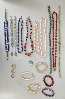 Großes Schmuckkonvolut: 10 Ketten 5 Armbänder & 3 Ringe