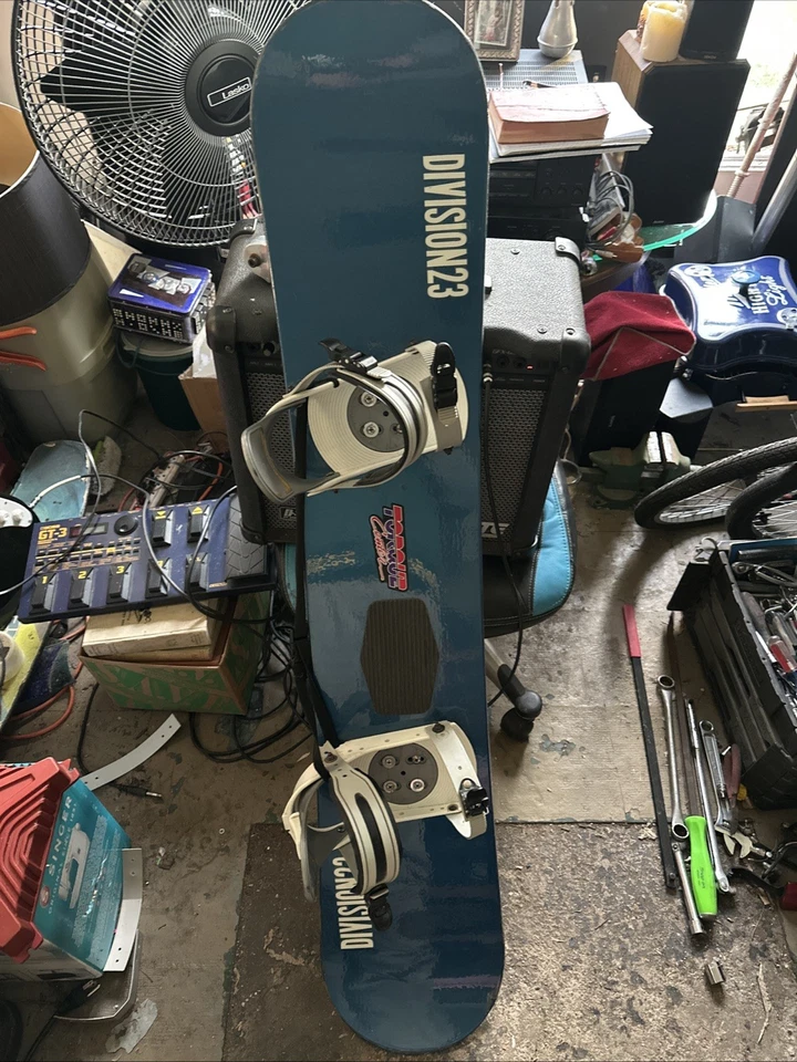 Division 23 Snowboard 57 Inch Long with OXYGEN Bindings - Image 2 of 4