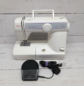 Toyota Nähmaschine DC31 Modell RS2000 mit Fußpedal - Ersatzteile oder Reparaturen