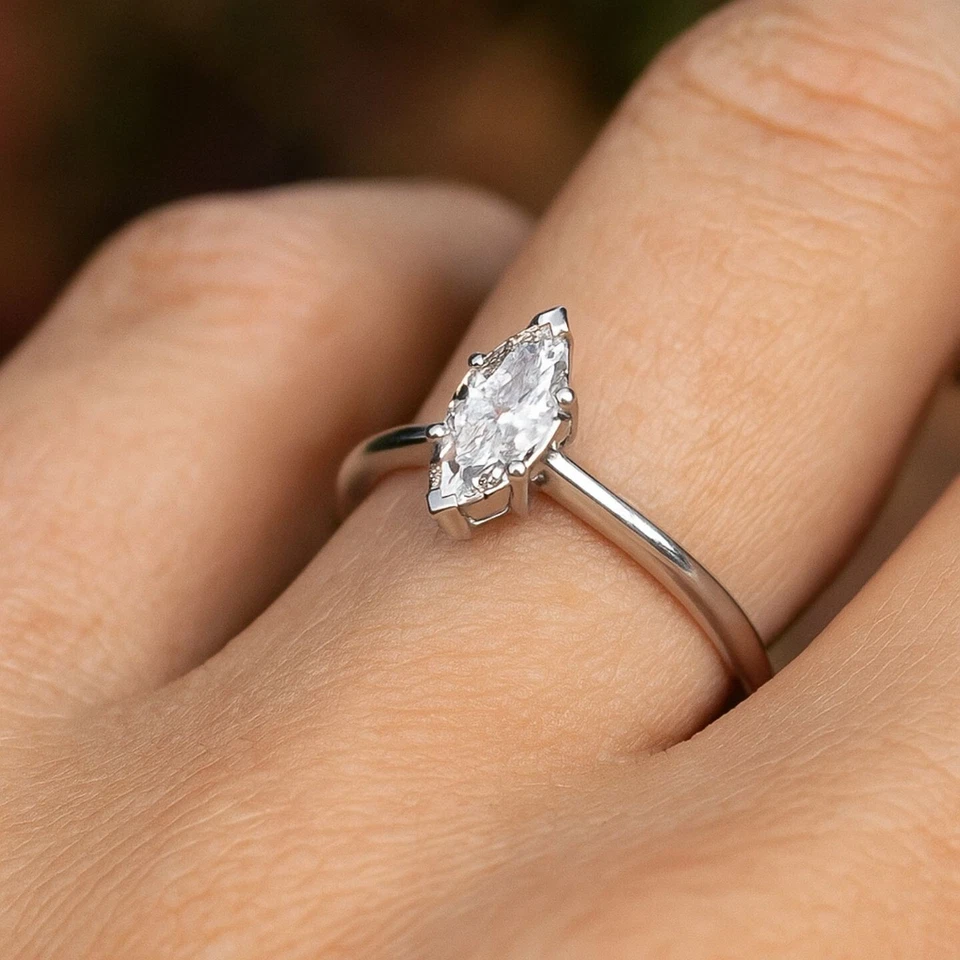 Anillo solitario de diamantes cultivados en laboratorio marquesa de 0,50 quilates con certificación IGI D/VVS1 de última pieza Foto 3 de 4