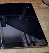 Apple iPad 5th Generation A1822 32 GB, Wi-Fi, 9.7 in - Space Gray NO POWER