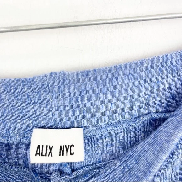 Pantalón de salón acanalado acampanado Alix NYC Delancy azul lavanda campana talla M Foto 3 de 4