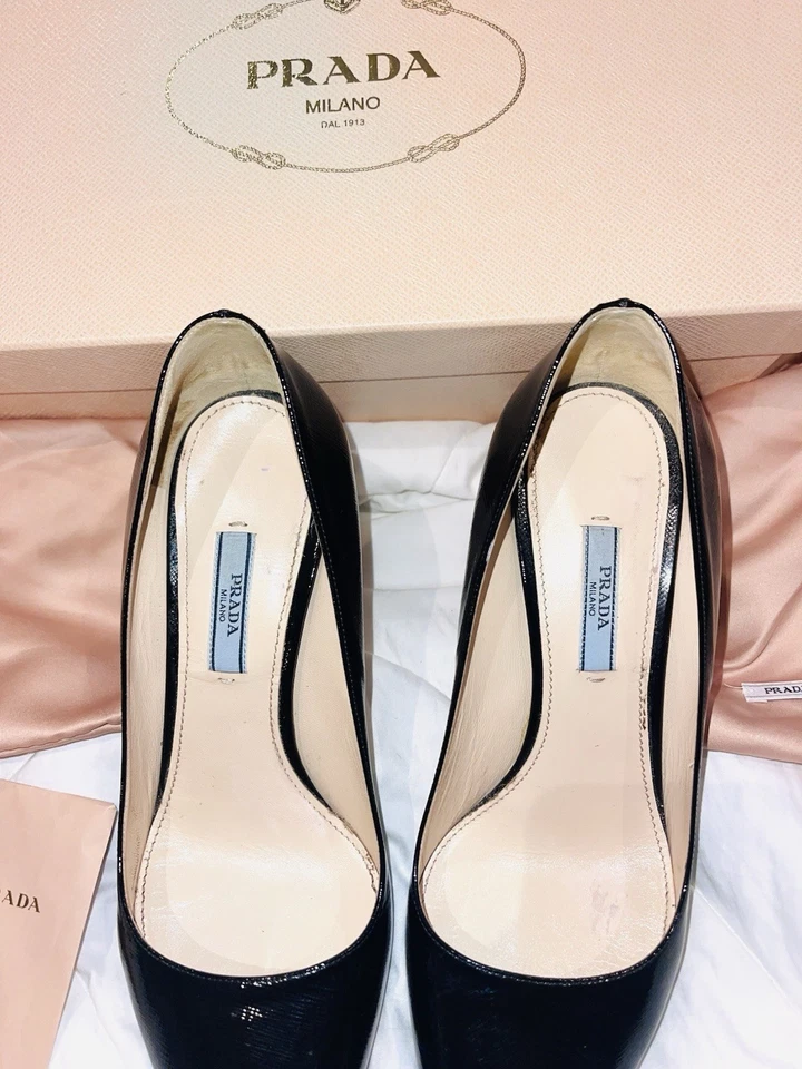 PRADA BLACK PATENT LEATHER SAFFIANO LEATHER POINTY TOE HIGH HEEL SHOES SZ 39 - Image 2 of 4