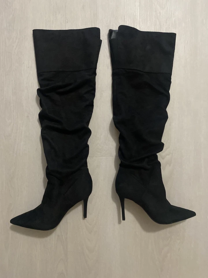 "Botas hasta la rodilla Jessica Simpson negras de gamuza de 3"" diseño Ainslyn". Foto 4 de 4