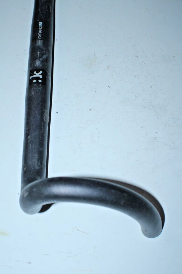 Manillar Fizik Cyrano R3 Racing Dropbar negro 31,8 mm 44 cm 130 mm caída 80 mm alcance Foto 2 de 4