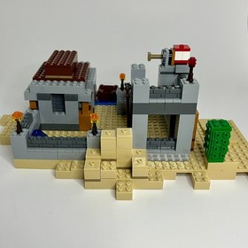 LEGO Minecraft: 21121 The Desert Outpost, 100% Complete w/ Minifigures & Manual