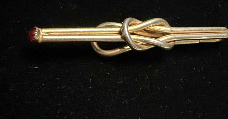 "Pinza de barra de corbata vintage con diseño de nudo cuadrado punta de piedra roja y tono dorado de 2 5/8""" Foto 2 de 4