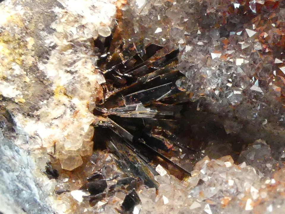 Minéraux Goethite sur Quartz Hématoide de Chaillac - Photo 3/4