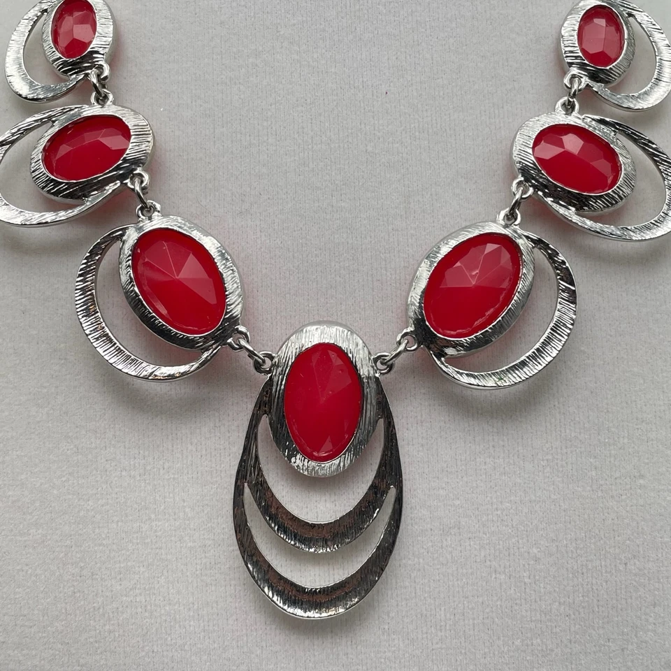 Collar llamativo vintage en tono plateado con grandes piedras ovaladas rojas y eslabón de textura Foto 2 de 4