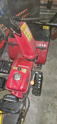 Honda Benzin-Schneefräse zweistufig, Modell HSS655, rot