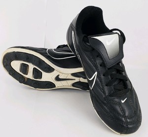 BOYS NIKE BLACK & WHITE SOCCER CLEATS Size 12C | eBay