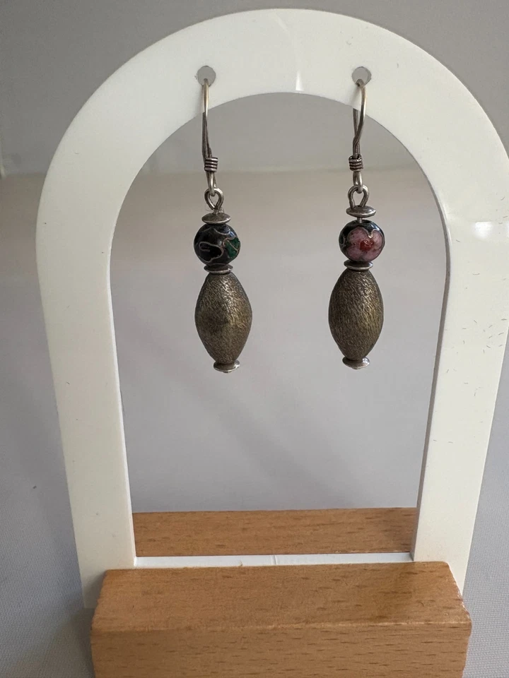 Pendientes de plata vintage fusiformes cepillados cuentas de plata y bolas de flores esmaltadas Foto 2 de 4