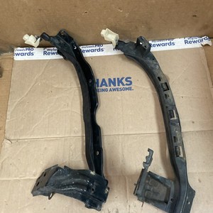 2006 2007 SUBARU Impreza WRX STI HEADLIGHT HEADLAMP LOWER BRACKET 0054