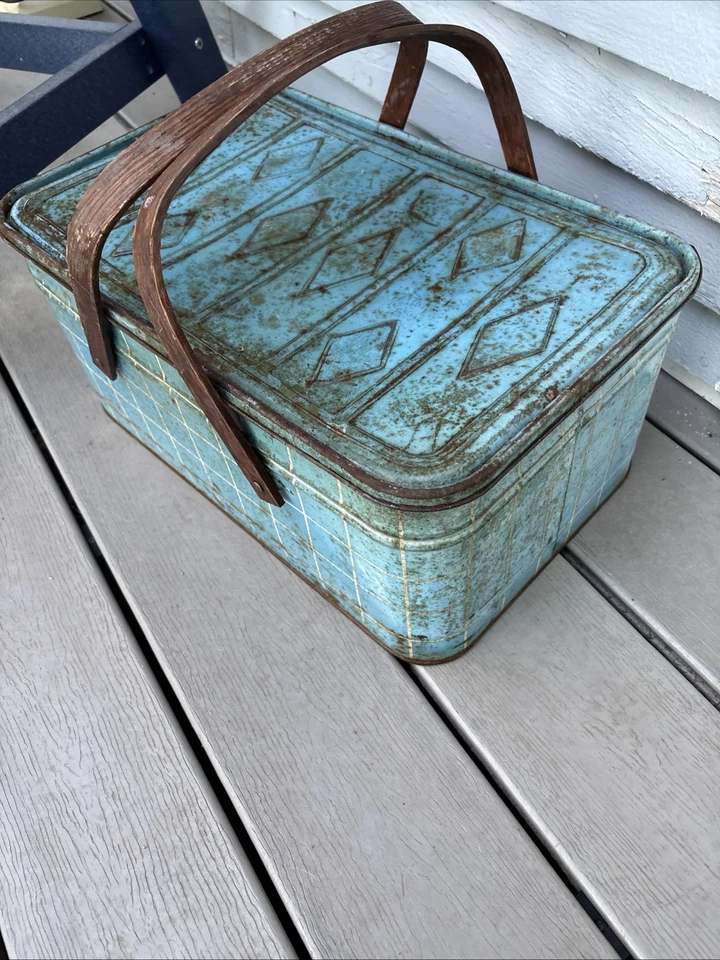 ¡Cesta de picnic a cuadros ventana de hojalata de metal AZUL vintage con tapa con bisagras y asas de madera! Foto 4 de 4