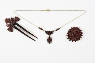 Q76Z33 Alter Granatschmuck Brosche Collier und Steckkamm