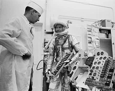 GORDON COOPER MERCURY ASTRONAUT CHECKS FAITH 7 PANEL - 8X10 NASA PHOTO (ZZ-433)