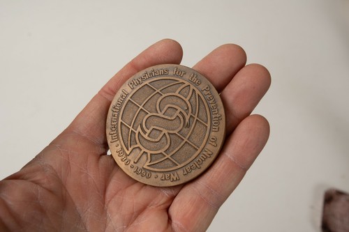 Bronze Coin Medallion (WD1)International Physicians Prevention Nuclear War 1980 - Imagen 6 de 6