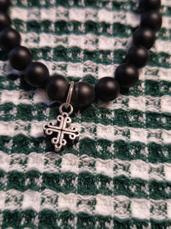 Pulsera King Baby Cross Charm y cuentas de ónix Foto 4 de 4
