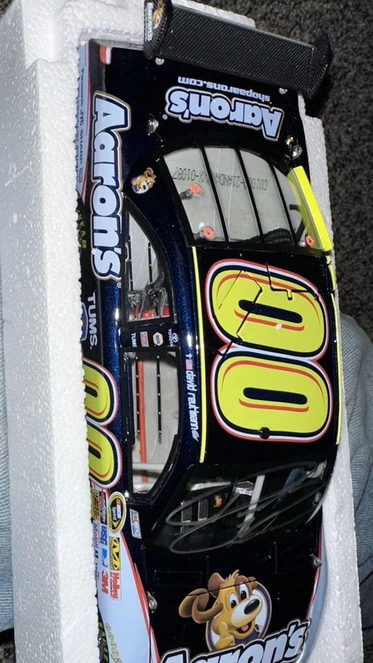 2010 David Reutimann #00 Aaron's 1/24 Action NASCAR autografado - Imagem 4 de 4