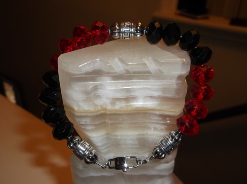 MEN'S HANDMADE 9" 12 MM RED/BLACK CRYSTAL AND TIBETAN SILVER BEAD BRACELET - Picture 2 of 9