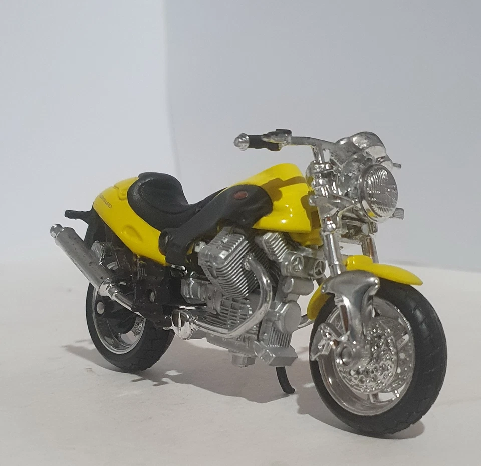 Maisto 1:18 MOTO GUZZI V10 CENTAURO, metal fundido a presión. Usado Foto 2 de 4