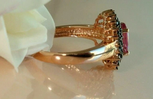 Anillo de compromiso con halo de zafiro rosa creado en laboratorio de corte ovalado de 3 quilates enchapado en oro rosa de 14 quilates Foto 4 de 4