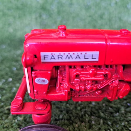 ERTL McCormick Farmall Cub Tractor 1959-1963 1:16 Scale Diecast - Picture 3 of 12